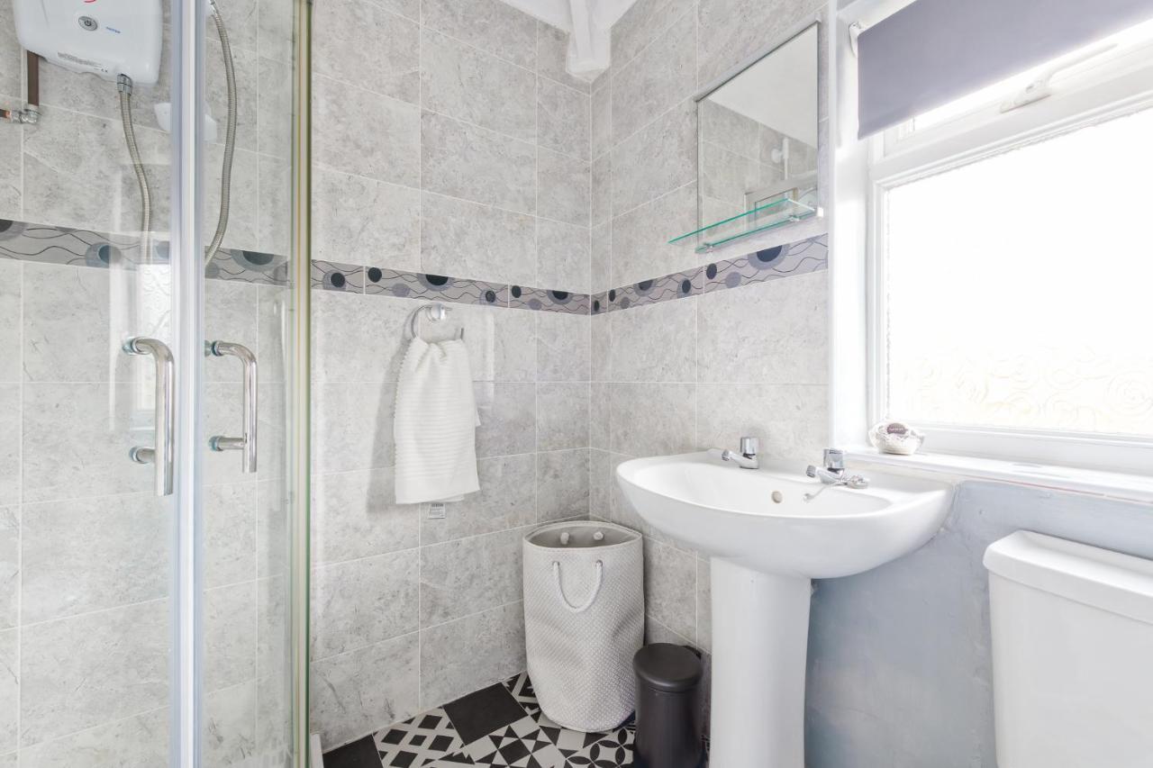 Rookwood House - Spacious Home With Free Parking - Short Stay Leeds Leeds  Exterior photo